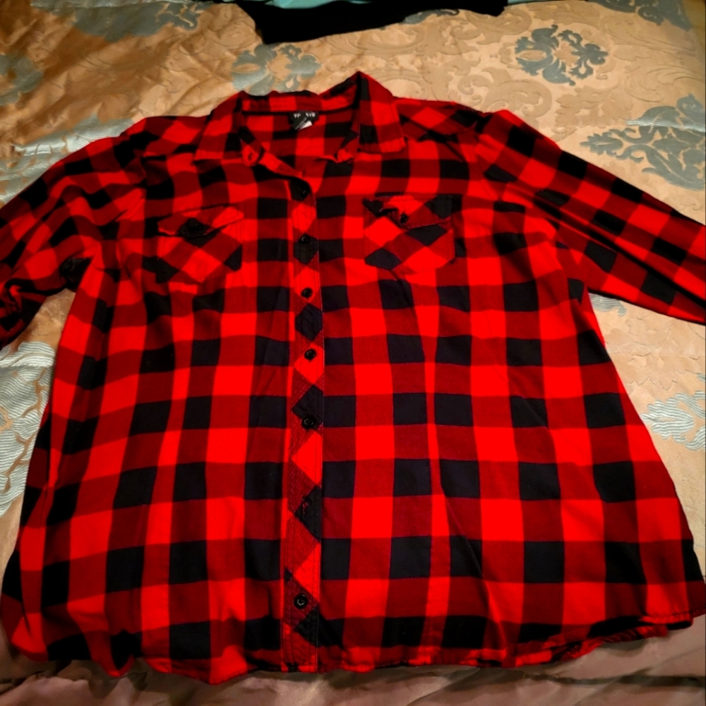Black/red button down TORRID shirt - 3x